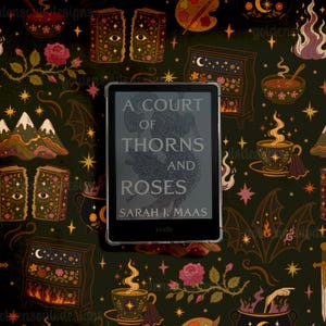 Könnte beinhalten: Ein schwarzer E-Reader mit dem Buchtitel A Court of Thorns and Roses von Sarah J. Maas, zentriert auf einem dunkelgrünen Hintergrund mit Mustern aus Schwertern, Büchern, Rosen, dampfenden Tassen und Bergen in Gold und Rot.