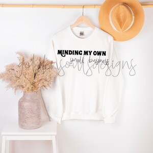 PNG Datei Shirt Grafik Design - Minding My Own (schwarz)