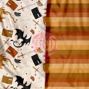 Peut inclure: Un tissu blanc avec un motif répété de dragons noirs et bruns, de livres ouverts, d'épées et de papillons. Le fond est de couleur crème clair. Le tissu est à côté d'un tissu rayé avec des bandes alternées d'orange, de brun et de crème.