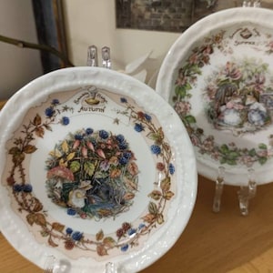 Set van 2 Brambly Hedge Four Seasons onderzetters, Summer Autumn Royal Doulton pin gerechten. Maat 4-3/4&quot; (12 cm)
