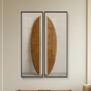 Könnte beinhalten: Zwei gerahmte Holzsurfbretter mit hellbraunem Finish und einem weißen Streifen in der Mitte. Die Surfbretter werden an einer neutralfarbenen Wand über einer Holzbank mit gewebter Oberseite ausgestellt.