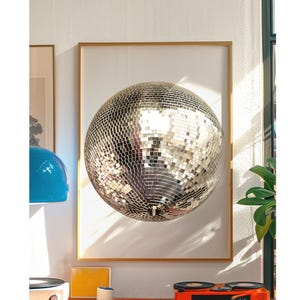 Srebrna kula dyskotekowa, plakat dyskotekowy, modna sztuka ścienna, sztuka na wózek barowy w stylu preppy, nadruk kuli dyskotekowej, dekoracja ścienna w stylu retro, modna dekoracja w stylu retro z lat 70.