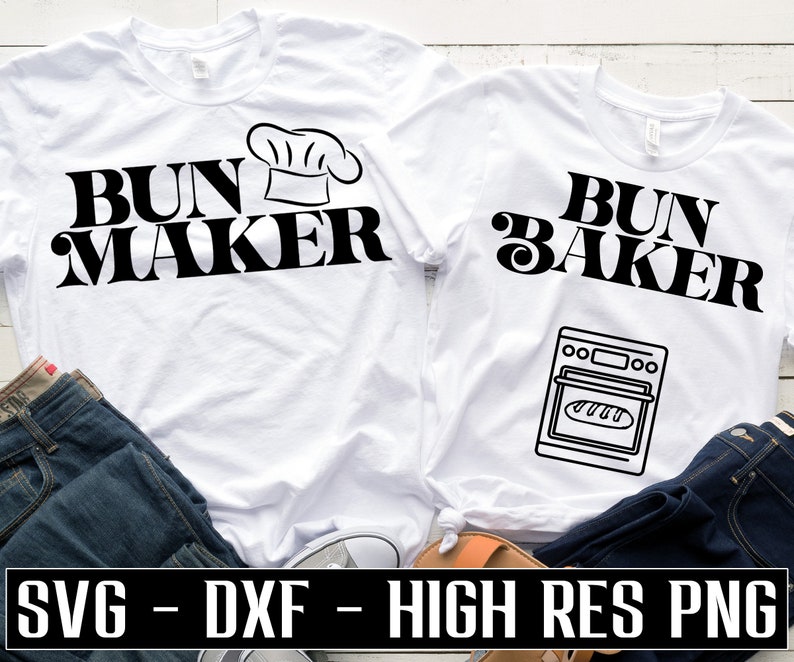Puede incluir: Dos camisetas blancas con texto negro y gr&aacute;ficos. La primera camiseta dice "Bun Maker" con un gr&aacute;fico de un gorro de cocinero. La segunda camiseta dice "Bun Baker" con un gr&aacute;fico de un horno y una hogaza de pan.