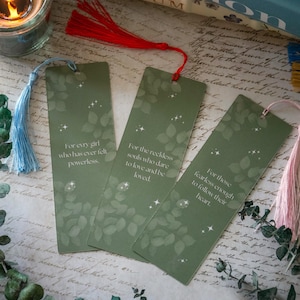 Puede incluir: Tres marcap&aacute;ginas verdes con texto blanco y purpurina dorada. Los marcap&aacute;ginas presentan diferentes citas inspiradoras. Los marcap&aacute;ginas tienen borlas en azul, rojo y rosa.