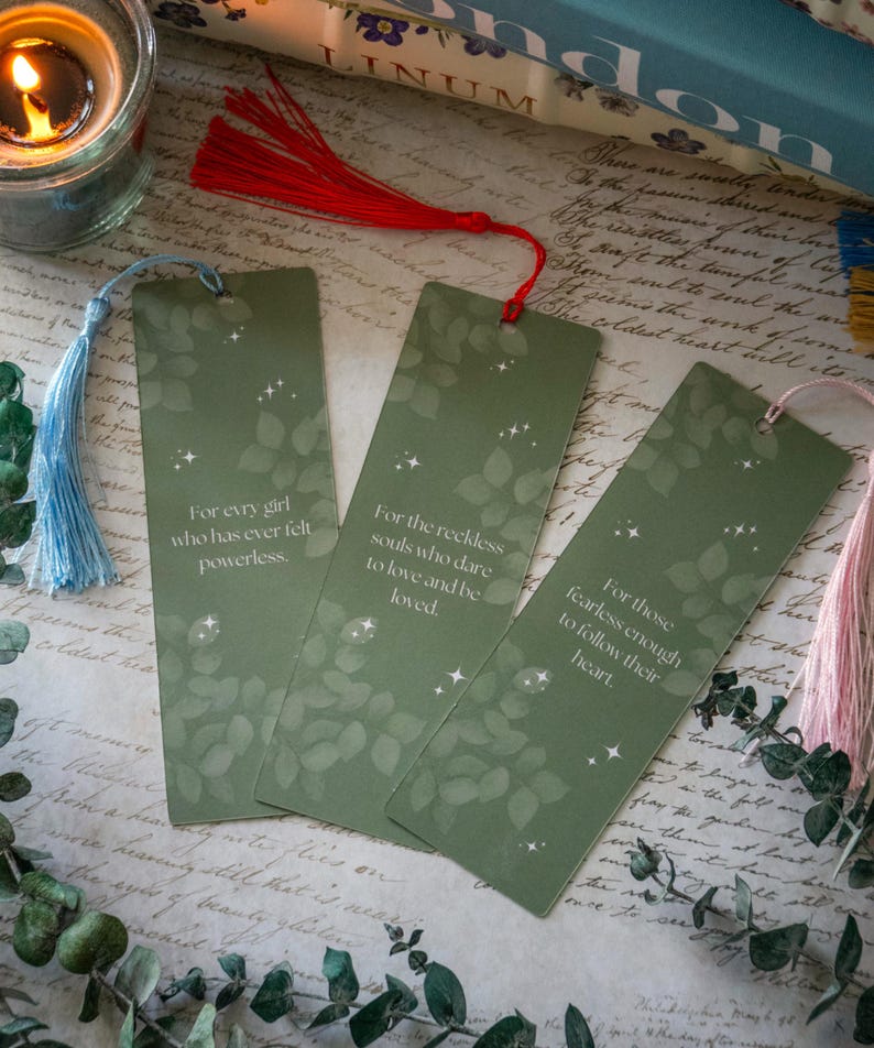 Puede incluir: Tres marcap&aacute;ginas verdes con texto blanco y purpurina dorada. Los marcap&aacute;ginas presentan diferentes citas inspiradoras. Los marcap&aacute;ginas tienen borlas en azul, rojo y rosa.