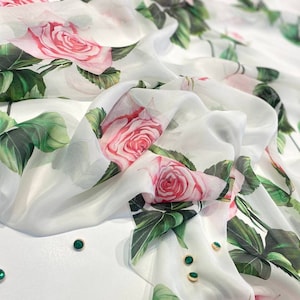Tecido de chiffon de seda por metro com rosas cor-de-rosa, fundo branco, tecido de costura floral, tecido de vestuário italiano com flores