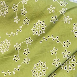 Italienischer Baumwollstoff Meterware mit Blumen, Designermodestoff mit Blumenstickerei zum Nähen von Sommerartikeln