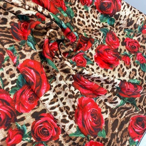 Tessuto jacquard tagliato su misura con stampa di rose rosse su sfondo leopardato, tessuto italiano con stampa di ghepardo animale con fiori