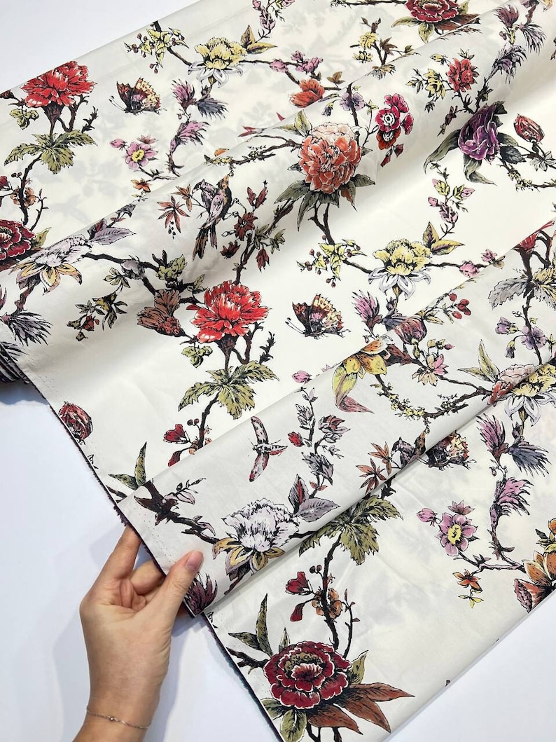 Tessuto di cotone italiano tagliato su misura con stampa di fiori e uccelli, tessuto di cotone di alta qualità con stampa floreale per abiti estivi immagine 2