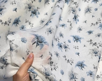 Italienskt linnetyg på metervara med blått blommönster på vitt, Cruise-kollektionen, klädmode Alta Moda-tyg med ornament