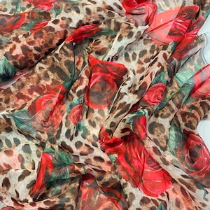 Tessuto in chiffon con stampa leopardata e rose rosse, tessuto floreale tagliato su misura, tessuto per abbigliamento italiano