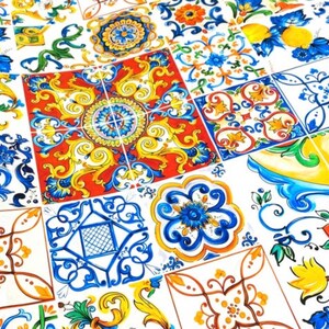 Pu&ograve; includere: Uno sfondo bianco con un motivo ripetuto di piastrelle colorate in stile italiano. Le piastrelle presentano disegni intricati in tonalit&agrave; di blu, giallo, rosso e verde.