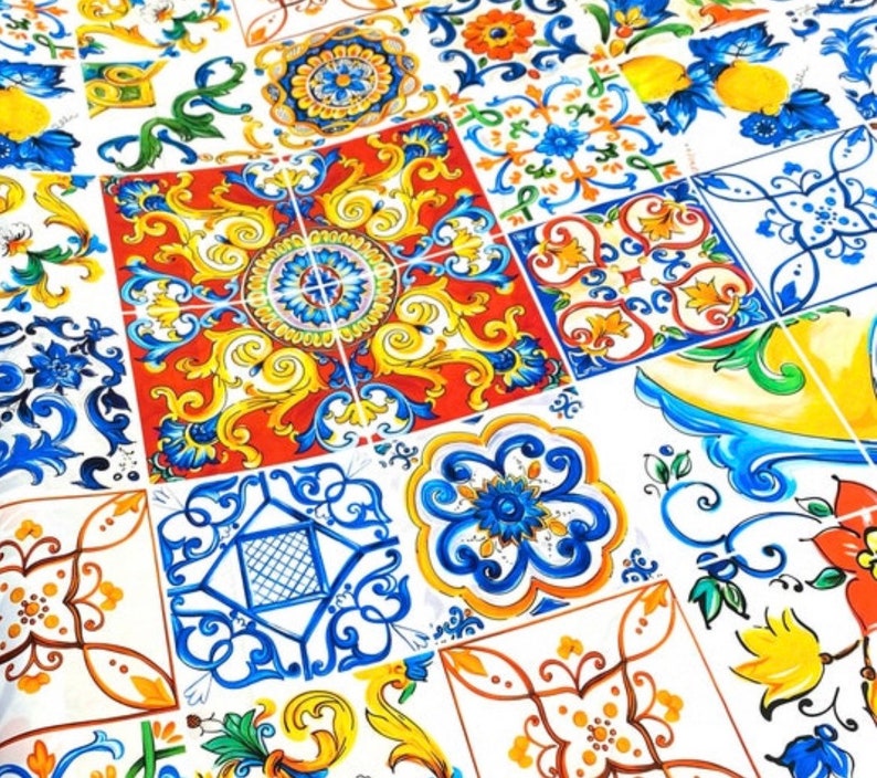 Pu&ograve; includere: Uno sfondo bianco con un motivo ripetuto di piastrelle colorate in stile italiano. Le piastrelle presentano disegni intricati in tonalit&agrave; di blu, giallo, rosso e verde.