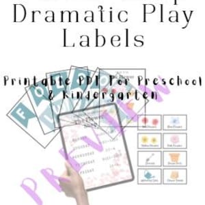 Puede incluir: Etiquetas PDF imprimibles para un juego de rol de floristería. La imagen muestra varias etiquetas con texto como "Flower Shop Dramatic Play Labels" y "Printable PDF for Preschool & Kindergarten". Las etiquetas son en tonos de azul, rosa y blanco.