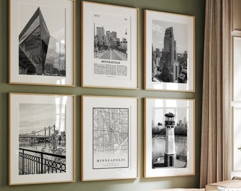 Puede incluir: Una sala de estar con una pared verde y un sofá marrón claro. Hay seis fotos enmarcadas en blanco y negro en la pared, cada una representando una vista diferente de Minneapolis, Minnesota. Las fotos incluyen un horizonte de la ciudad, un puente, un mapa y un faro.