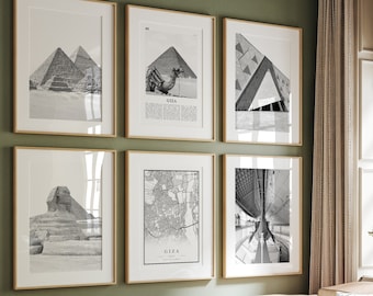 Könnte beinhalten: Ein Wohnzimmer mit einer grünen Wand und einem hellbraunen Sofa. An der Wand hängen sechs gerahmte Schwarzweißfotos mit Bildern der Pyramiden von Gizeh, der Sphinx und einer Karte von Gizeh. Die Fotos sind in einem Raster angeordnet.