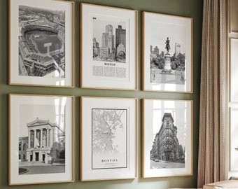 Puede incluir: Una sala de estar con una pared verde y un sofá con una manta de rayas. Hay seis fotos en blanco y negro enmarcadas en la pared, incluyendo un mapa de Boston, una foto de un estadio de béisbol y una foto de un edificio.