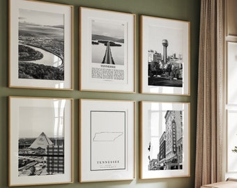 Puede incluir: Una sala de estar con una pared verde y un sofá con una manta. Hay seis fotos en blanco y negro enmarcadas en la pared, incluyendo una foto de un horizonte de la ciudad, una foto de un puente y una foto de un mapa de Tennessee.