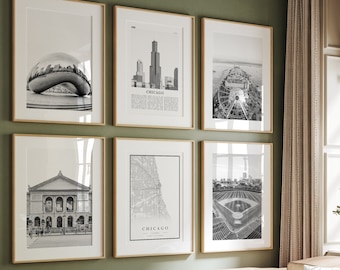 Op de afbeelding: Een woonkamer met een groene muur en een lichtbruine bank. Er hangen zes ingelijste zwart-witfoto's aan de muur, met verschillende bezienswaardigheden van Chicago. De foto's tonen de Cloud Gate-sculptuur, de skyline van Chicago, een kaart van de stad, Wrigley Field en het Art Institute of Chicago.