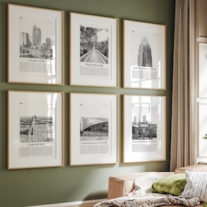 Peut inclure: Un salon avec un canapé en cuir brun clair, une table basse et un tapis. Six photographies en noir et blanc encadrées ornent le mur, chacune représentant un bâtiment ou un monument différent de Charlotte, en Caroline du Nord. Les photos sont étiquetées avec les noms des bâtiments ou des monuments, tels que "Charlotte", "Freedom Park" et "Bank of America Center".
