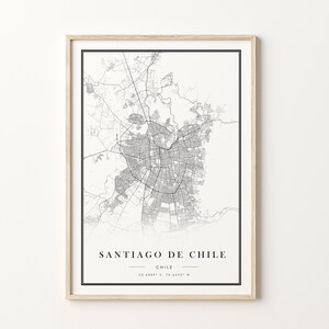 Puede incluir: Un mapa en blanco y negro de Santiago de Chile, Chile. El mapa muestra las calles y los puntos de referencia de la ciudad. El texto "Santiago de Chile" y "Chile" est&aacute; impreso debajo del mapa, junto con las coordenadas "33.4489&deg; S, 70.6693&deg; W".