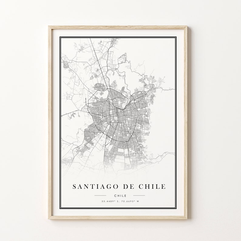 Puede incluir: Un mapa en blanco y negro de Santiago de Chile, Chile. El mapa muestra las calles y los puntos de referencia de la ciudad. El texto "Santiago de Chile" y "Chile" est&aacute; impreso debajo del mapa, junto con las coordenadas "33.4489&deg; S, 70.6693&deg; W".