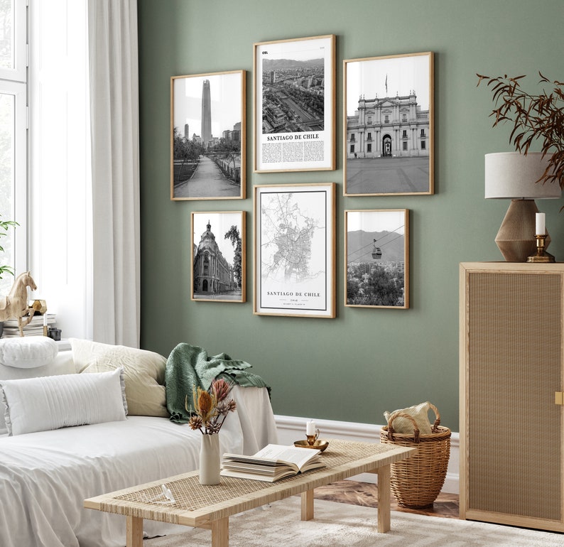 Puede incluir: Una sala de estar con un sof&aacute; blanco y una mesa de caf&eacute; de madera. Hay cinco impresiones enmarcadas en blanco y negro en la pared, con im&aacute;genes de Santiago de Chile. Las impresiones incluyen un horizonte de la ciudad, un mapa, un edificio y un telef&eacute;rico.