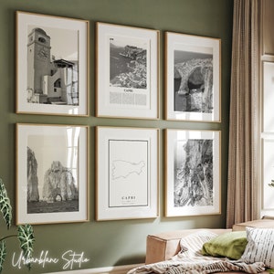 Puede incluir: Un conjunto de seis impresiones enmarcadas en blanco y negro que presentan varias imágenes de la isla de Capri, Italia. Las impresiones incluyen una torre del reloj, un mapa de la isla y vistas panorámicas de la costa.