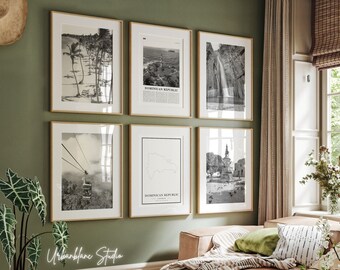 Op de afbeelding: Een set van zes zwart-wit ingelijste prints met verschillende scènes uit de Dominicaanse Republiek. De prints bevatten een strandscène, een vuurtoren, een waterval, een kabelbaan, een kaart van het land en een stadsscène.