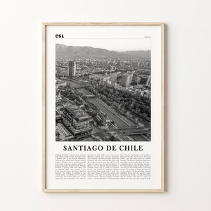 Puede incluir: Una fotograf&iacute;a a&eacute;rea en blanco y negro de Santiago de Chile, la capital pol&iacute;tica y cultural de Chile. La imagen muestra el horizonte de la ciudad, incluyendo el r&iacute;o Mapocho, un puente y los edificios circundantes. El texto "Santiago de Chile" est&aacute; impreso debajo de la imagen, junto con una breve descripci&oacute;n de la ciudad.