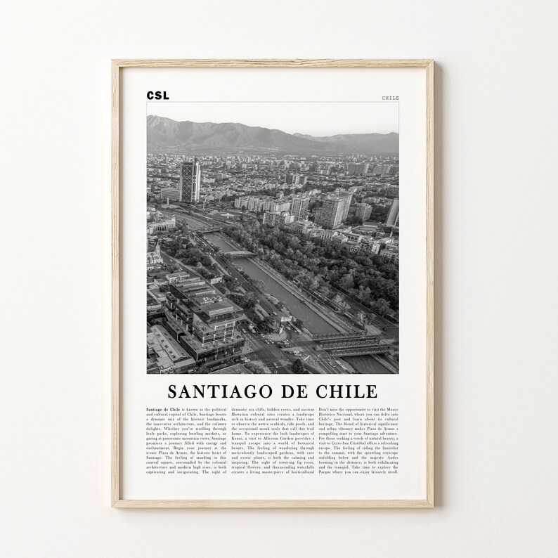 Puede incluir: Una fotograf&iacute;a a&eacute;rea en blanco y negro de Santiago de Chile, la capital pol&iacute;tica y cultural de Chile. La imagen muestra el horizonte de la ciudad, incluyendo el r&iacute;o Mapocho, un puente y los edificios circundantes. El texto "Santiago de Chile" est&aacute; impreso debajo de la imagen, junto con una breve descripci&oacute;n de la ciudad.