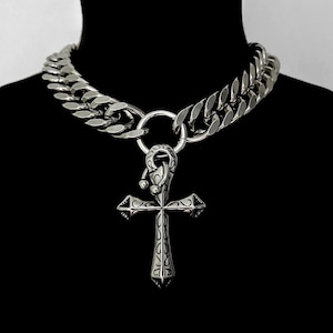 PIERCED LUXE CROSS – Rostfritt stål Gotiskt Kors Halsband Choker | Punk Y2K Statement Smycken | Edgy Streetwear Gåva för Män & Kvinnor