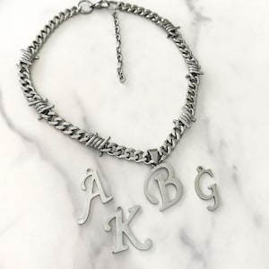 Collar con inicial de alambre de púas: colgante de letra personalizado, gargantilla de cadena punk de acero inoxidable, joya personalizada de vanguardia, regalo unisex para él y ella.