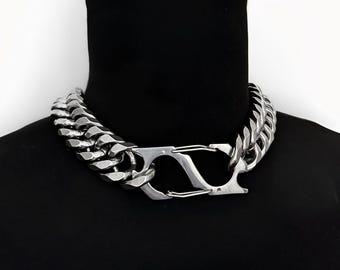 Collar de cadena gruesa de acero inoxidable con cierre de mosquetón industrial, joyería punk urbana, collar llamativo y vanguardista.