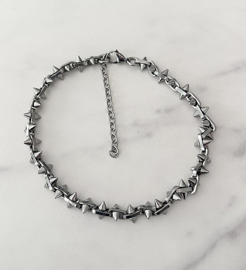 Spiked Luxe – ステンレススチール製スパイクネックレス | チャンキーなオルタナティブパンクチェーンチョーカー | Y2Kグランジストリートウェアジュエリー（メンズ＆レディース） | ステートメントフィット 画像 1