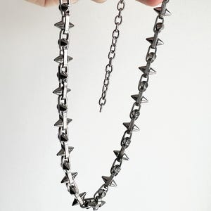 Spiked Luxe – ステンレススチール製スパイクネックレス | チャンキーなオルタナティブパンクチェーンチョーカー | Y2Kグランジストリートウェアジュエリー（メンズ＆レディース） | ステートメントフィット 画像 2