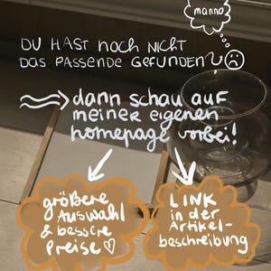May include: A handwritten sign with a white background and black text. The sign says "DU HAST noch NICHT das Passende Gefunden?" and "dann schau auf meiner eigenen homepage vorbei!" with arrows pointing to two speech bubbles. The speech bubbles are brown with white text. The left speech bubble says "gr&ouml;&szlig;ere Auswahl & bessere Preise" with a heart symbol. The right speech bubble says "LINK in der Artikel-beschreibung". The sign also includes the website address "www.karamellkunst.de".