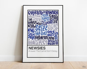 Puede incluir: Una impresión enmarcada con una nube de palabras azul y gris que presenta la letra de la canción "Santa Fe" de la banda Newsies. El texto "NEWSIES" está en la parte inferior de la impresión, con el lema "Answer The Call & Don't Delay".