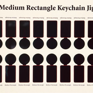 Puede incluir: Una hoja blanca con el texto "Medium Rectangle Keychain Jig" impreso en negro. La hoja tiene 12 filas de círculos y rectángulos negros, cada uno con un contorno rojo.