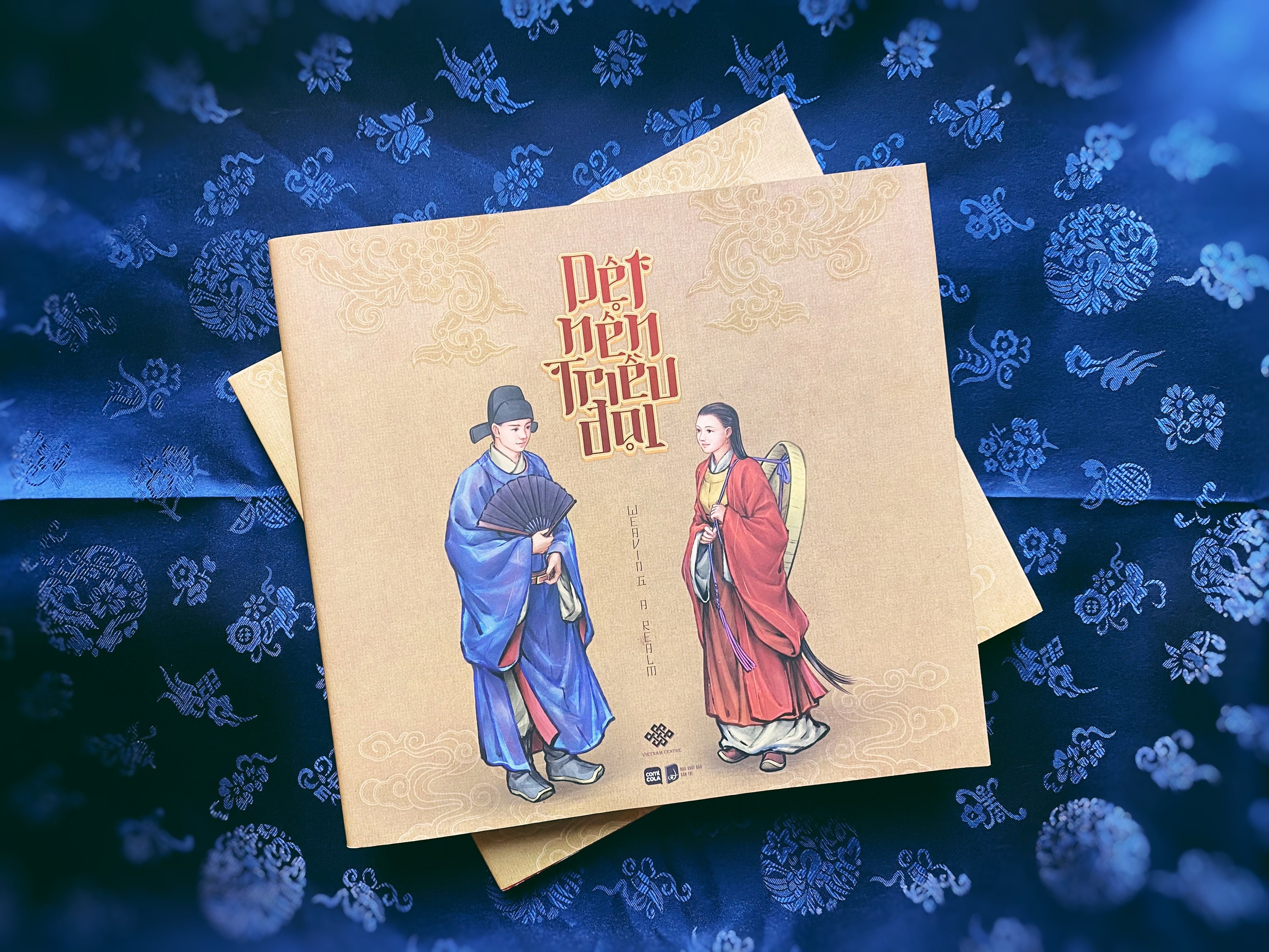 Book weaving a Realm dệt Nên Triều Đại Vietnamese Traditional Fashion