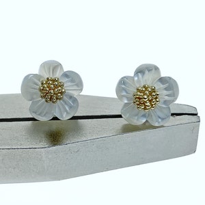 Plum Blossom Flower Beads Natural White Mother of Pearl Hand Carved 5-petal Floral WM-0110-8
