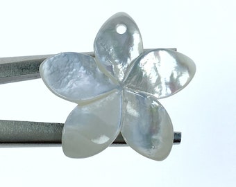 Contas de Flor de Plumeria em Madrepérola Branca Esculpidas à Mão 25 mm WM-0196-25