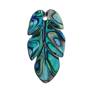 Op de afbeelding: Een groene en blauwe, iriserende abalone-schelp bladhanger met een gat aan de bovenkant om op te hangen.