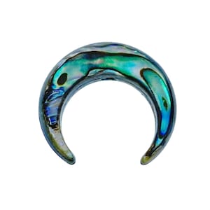 Op de afbeelding: Een halve maanvormige hanger gemaakt van iriserende abalone-schelp. De schelp heeft tinten van groen, blauw en zwart.