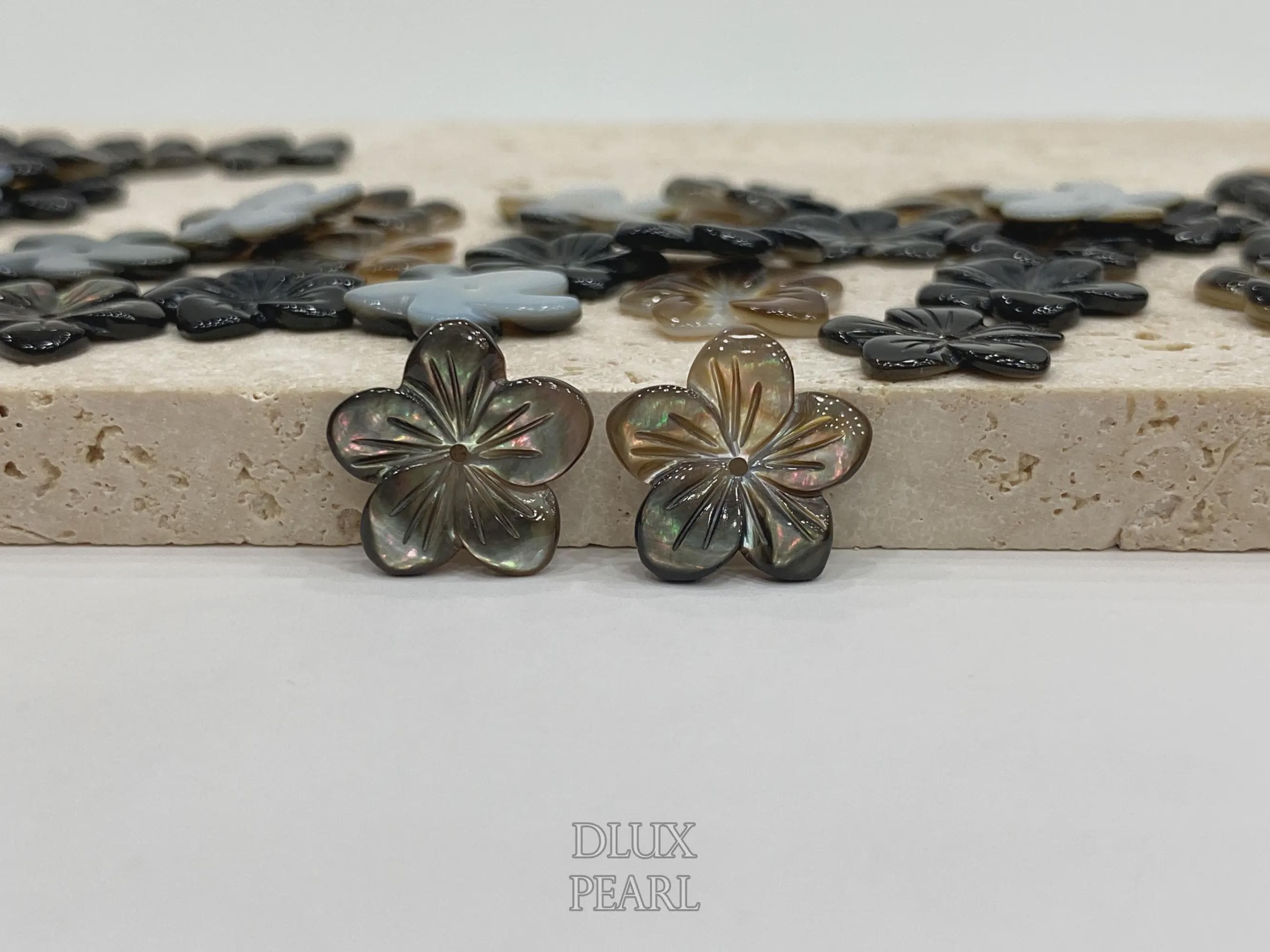 Joli Bracelet Ancien En Nacre Gravée – Souvenir De Tahiti – Collection Voyage
