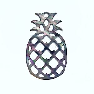 Puede incluir: Un amuleto de piña de madreperla negra e iridiscente con un diseño recortado.