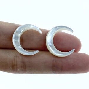 2pc Celestial Moon Mother Of Pearl Beads Charms 20mm Crescent Moon Hand Made Carved For DIY Jewelry Earring Making Natural Pearl WM-0109