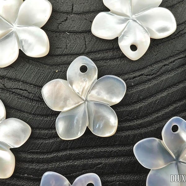Cuentas de flor de plumeria de nácar blanco talladas a mano 17 mm WM-0196-17