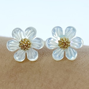 Daisy Flower Beads Natural White Mother of Pearl Hand Carved Floral WM-0001-10