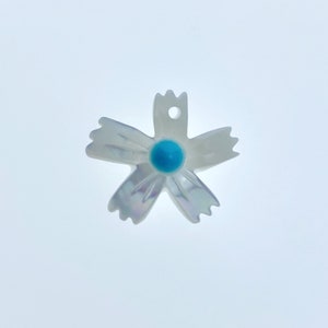 10pc 15mm Hand Carved White Mother of Pearl Flower Pendants WM-0187